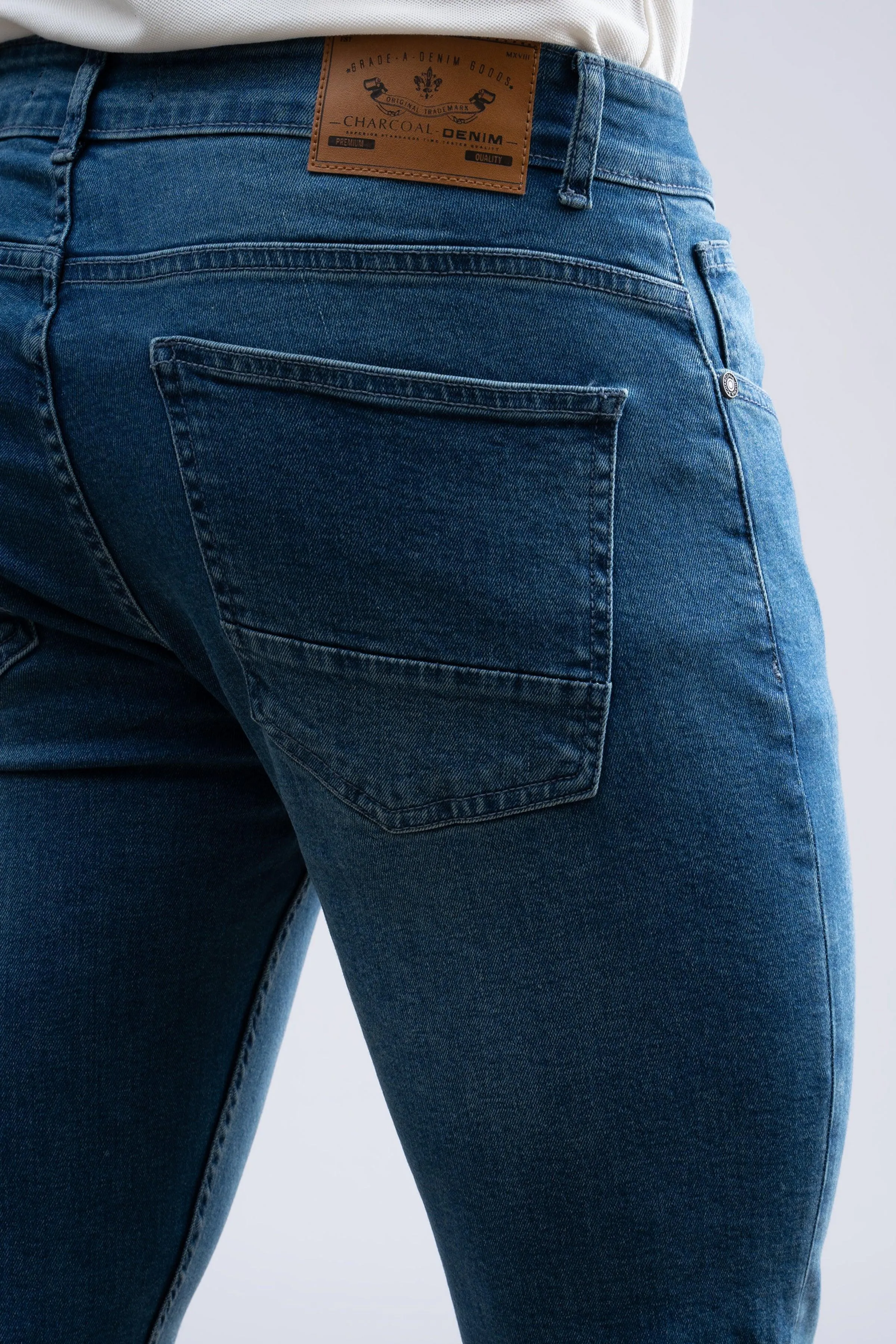 JEAN SLIM LEG LIGHT BLUE TINTED